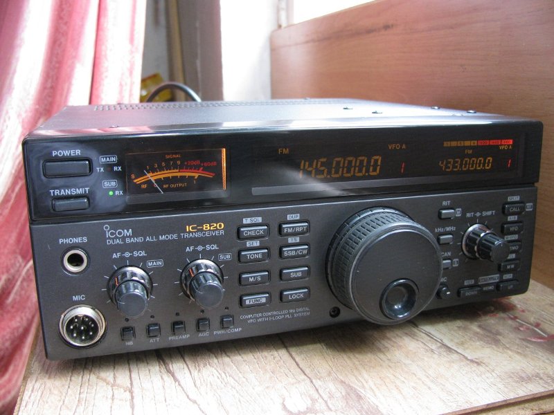 ICOM-820 Front.jpg